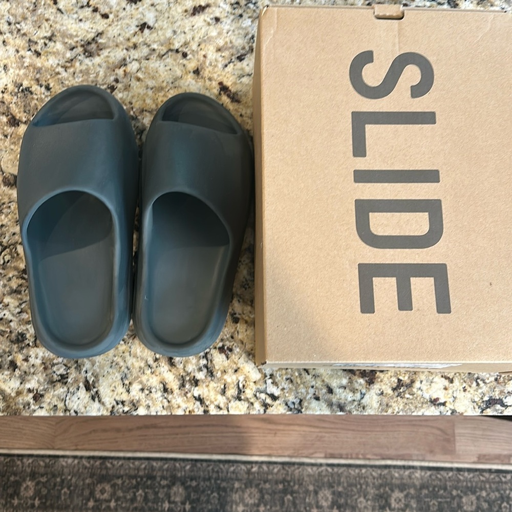 YZY slide size 11 men’s slides